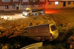 Suriyelilerin kullandığı araç şarampole uçtu: 2 yaralı video