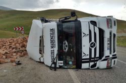 Kamyonun Hasankeyf çıkışında devrildi: 1 yaralı