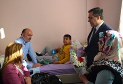 Bakan Müezzinoğlu’ndan anneler gününde hastane ziyareti