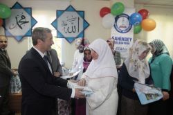 Kur'an öğrenen kursiyerlere Kuran-ı kerim dağıtıldı