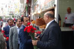 Ahilik Haftasında esnaflara karanfil dağıtıldı