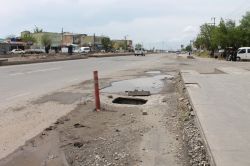 Cadde üzerinde kapağı olmayan mazgallar tehlike saçıyor