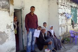 Özürlü aile yetkililerden yardım bekliyor