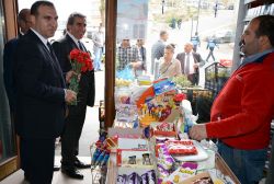 Esnaf ahilik haftasında karanfil dağıttı video