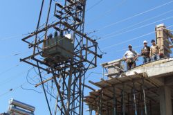 İnşaatın yanında bulunan elektrik hattı tehlike saçıyor