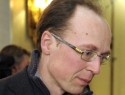 Müslümanlara hakaret koltuktan etti