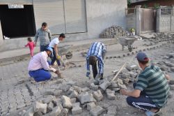 Batman'da Belediyenin yapmadığı sokağı mahalleli yaptı