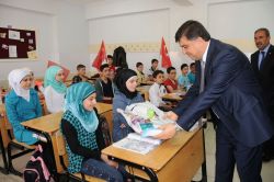 Suriyeli öğrencilere kırtasiye yardımı