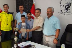 Kazandıkları ödülü işitme engelli öğrenciye verdiler