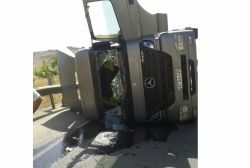 Mardin’de virajı alamayan TIR devrildi