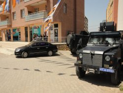 Mardin'de polis aracına patlayıcı atıldı