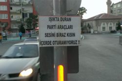 Parti propaganda araçlarına gülümseten tepki