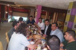 Gazeteciler belediye başkanı ile kahvaltıda buluştu