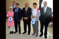 Rektörden başarılı öğrencilere moral yemeği