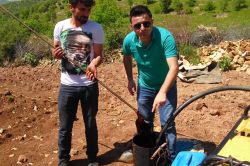 Su ararken petrol buldu