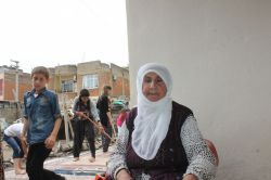 Bismil’de minik öğrenciler yaşlı kadına sahip çıktı