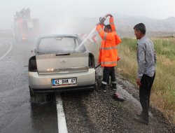 MHP milletvekili adayını taşıyan otomobil yandı-foto