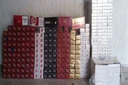 Tarsus'ta kaçak sigara ve esrar ele geçirildi