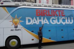 AK Parti seçim otobüsüne silahlı saldırı