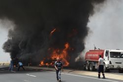 Alev alan petrol yüklü tanker İpekyolu'nu trafiğe kapattı
