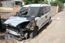 Midyat'ta araç kundaklandı