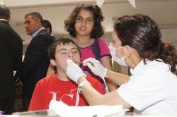 Otizmli çocuklar ağız ve diş sağlığı kontrolünden geçirildi