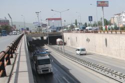 Van Karayolları Kavşağı alt geçitte trafik kazası: 1 yaralı video