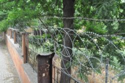 Madde bağımlılarına karşı, lojman bahçesi tel örgülerle çevrelendi