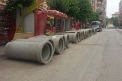 Kanalizasyon boruları aylardır yol kenarında bekletiliyor