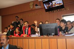 Öğrenciler Hâkim olup mahkeme kurdu