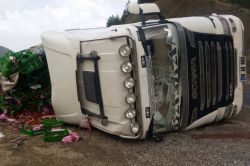 Baykan Bitlis karayolunda sebze yüklü TIR yan yattı foto video