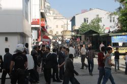 Van’da miting sonrası HDP/PKK yandaşları halka saldırdı