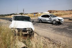 Midyat’ta 2 araç çarpıştı 3 kişi yaralandı