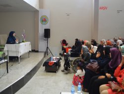 Emine Şenlikoğlu Birecikli bayanlarla buluştu