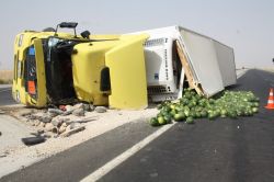 Nusaybin’de karpuz yüklü TIR devrildi