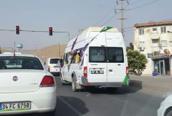 Belediye resmi araçlarla HDP’lileri alana taşıdı