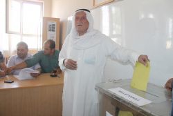 Köylüler yöresel kıyafetleriyle sandık başında