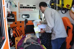 105 yaşındaki kadın oy kullanacağı okula ambulansla getirildi-foto