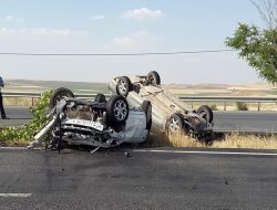 Çınar'da farklı istikametteki iki otomobil aynı yerde takla attı-foto