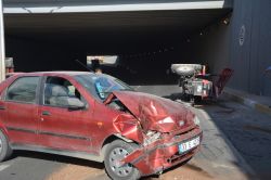 Otomobilin traktöre arkadan çarptı: 2 yaralı