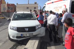 Virajı alamayarak refüje çarptı