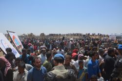 Bombardımanından kaçan halk sınırdan tahliye ediliyor