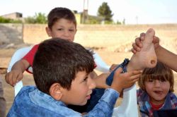 Yürüyemeyen felçli çocuk yardım bekliyor