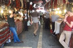 Ramazan’ın yaklaşmasıyla Tarihi Elmacı Pazarı’nda hareketlilik yaşanıyor