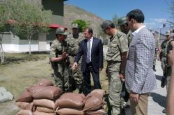 Vali Taşyapan hudut karakollarını ziyaret etti