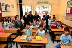 Vali Hüseyin Aksoy öğrencilere karne dağıttı