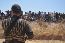 Sınırda bekleyen binlerce Suriyeli geçiş izni bekliyor