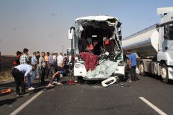 Otobüs tankere çarptı: 2 ölü, 13 yaralı