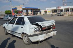 Kırmızı ışıkta bekleyen araçlara çarptı: 4 yaralı-video