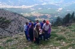 Adana'da dağda mahsur kalan çoban yaralı kurtarıldı
